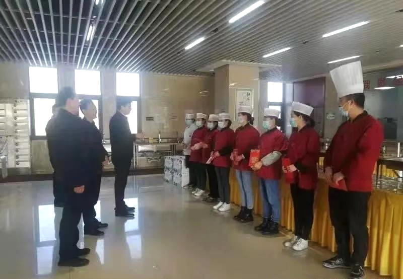 工業(yè)園區(qū)管委會、泓源公司慰問園區(qū)機(jī)關(guān)保安門衛(wèi)等一線人員(圖3)
