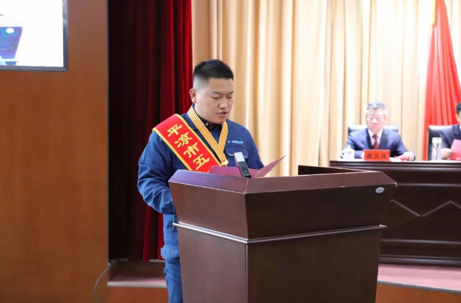 喜報！市產(chǎn)投集團員工楊李榮獲2022年平?jīng)鍪形逡粍趧营務(wù)?圖2)